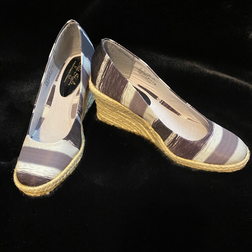 Espadrille pump in black charcoal and grey stripes